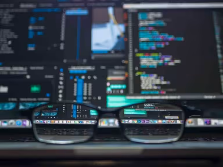 Blick auf Computerbildschirm mit Code und Webdesign-Tools.