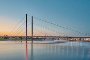 Brücke am Rhein bei Sonnenuntergang, professionelle WordPress Webseitenentwicklung.
