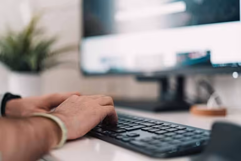 Person tippt auf Tastatur bei Webdesign-Agentur im Bergischen Land.